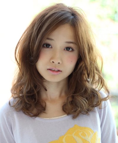 大脸卷发发型_脸大适合的卷发_大脸中分中长