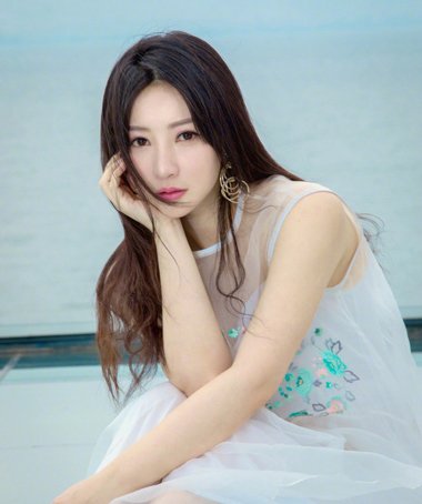 今年夏天用什么发色 柳岩教你晴好类黑发型