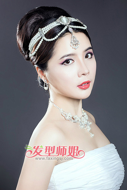 STYLE 3 魅力指数: 复古新娘盘发发型也可以体现出完美的立体发髻效果来,像这款新娘盘发发型,将新娘所有的秀发都堆积到头顶,打造出一款立体高贵的高盘发发髻,再在额前和发丝间点缀上流苏发饰,打造出一位带有异域风情的新娘子。