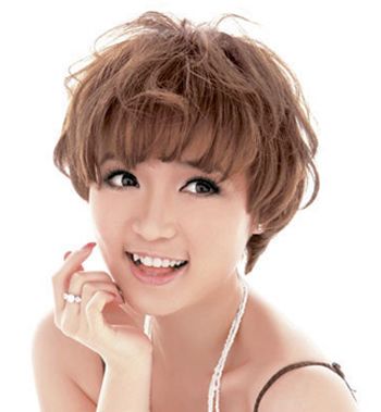 沙宣发型倍受小女生们的喜爱和欢迎,稀疏的发丝搭配纹理烫的烫发修饰