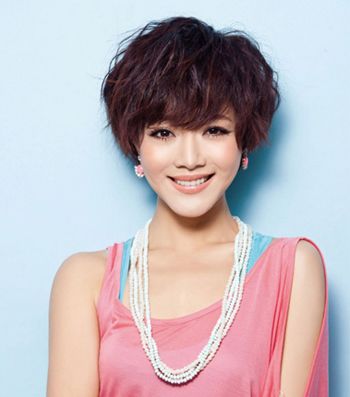 这款蓬松的短发发型造型感极强,清晰分明的发丝凸显着清晰的纹理线条