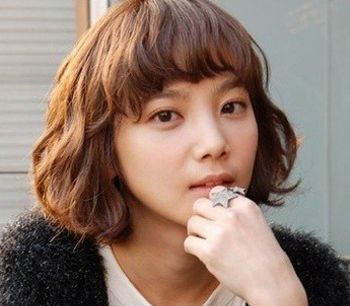 脸圆的女学生适合什么发型 大学生圆脸发型图片(4)图片