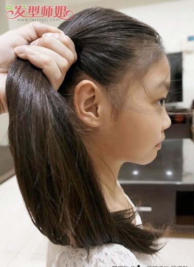儿童没有刘海扎头发步骤 小孩中长发马尾简单扎法(2)