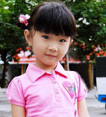 分享到  大一点的小女孩梳理着萌萌的齐刘海学生头,将小女孩短发向