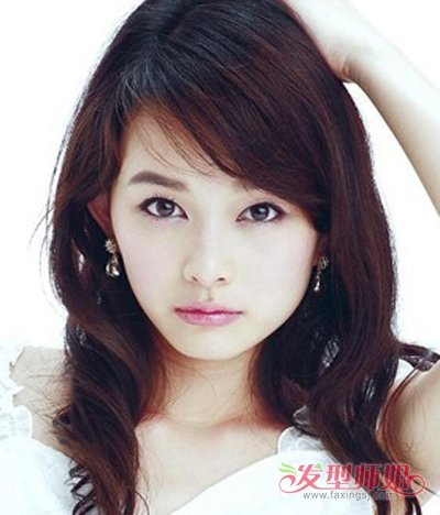 长脸型适合烫什么样的发型今年长脸女生流行的中长烫发发型3