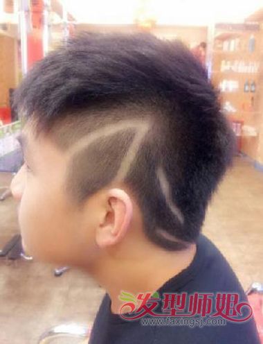 头型圆润的男生,做鬓角刻字发型,脑后头发当然也能用