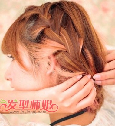 头顶最上方的发丝拉出来三缕,以这三缕发丝为基础往下编织侧蝎子辫,将