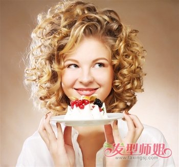女生露额中 短发小卷 烫发发型