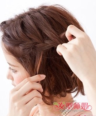 卷发妹妹头怎么扎头发好看 妹妹头短卷发扎发图解