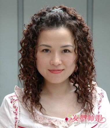 发型中年女性发量偏少选择小卷螺旋烫发非常合适的哦,这款及肩中长发