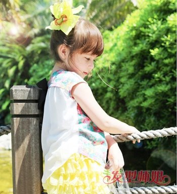发型设计 儿童发型 >> 小女孩的长发怎么扎好看 2岁女孩开始留长发的