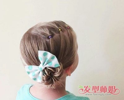 发型设计 儿童发型 >> 幼儿蘑菇头扎发 小女孩的蘑菇头怎么扎(2)