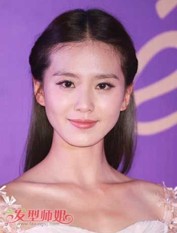 流行发型 明星发型 >> 人气小花王嵛清新长直发 明星长直发谁最有仙女