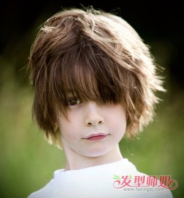 特别是刘海散落在眼睛下方,这款小男孩 长发发型看起来很与众不同吧
