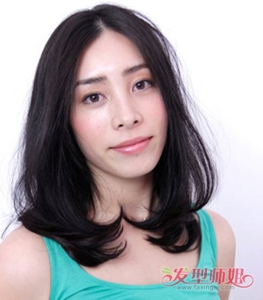 中分圆脸内扣中长发发型,在眼角两边梳蓬松的中长发发型之后,两边头发