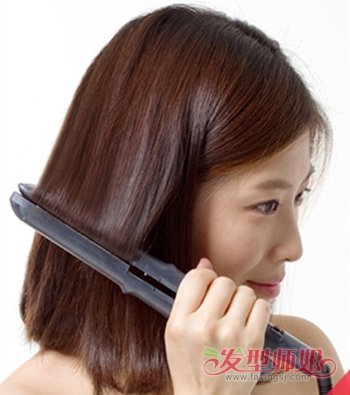 第六步:再用直板夹在短发上简单的过一遍,让短发看起来不至于那么的