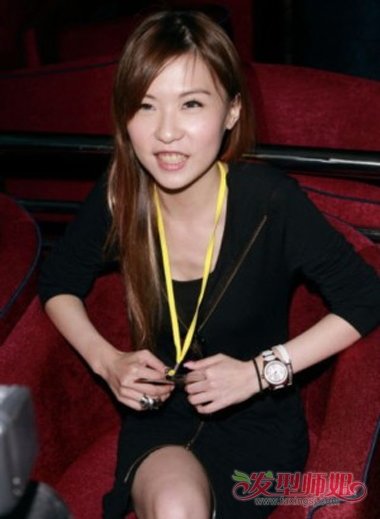 王晶女儿王子涵长发造型 27岁美成这样