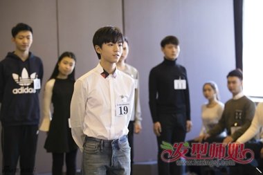发型师姐编辑:anny 分享到  记者们真是太强大了,你看看艺考的现场都