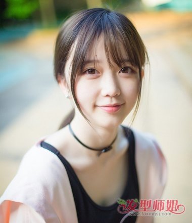 学生初中生时期的发型,斜刘海低扎马尾辫发型,将头发顺着头型直接向下