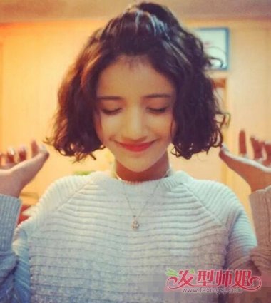 梳包脸烫卷发的后梳扎发发型,发顶上的头发梳的稍微靠后一些, 扎辫子