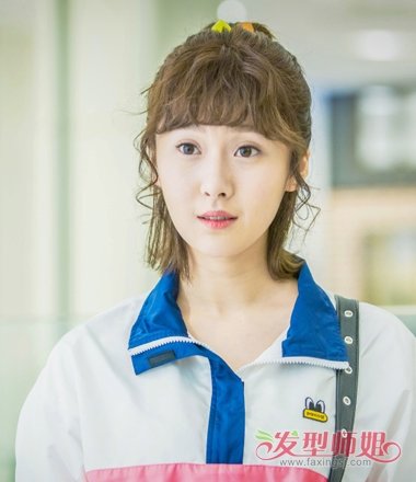 王梓璇学生装发型 过肩发好多扎法