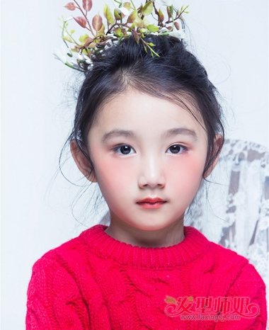 过年后梳盘发发型,用了发饰搭配的小女孩,发际线的头发有