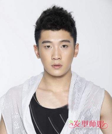 男生发型 男生短发 >> 男士把两边头发推掉 上面的头发抓起来(4)