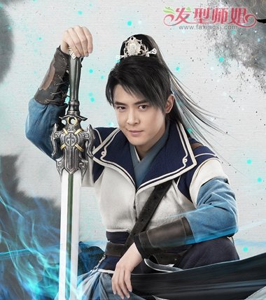 与后面长发散在一起,潇洒古代少年常见半 盘发发型,搭配轻便服装,潇洒