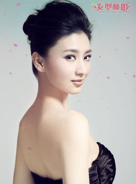 斓曦丸子头变身异域美女 丸子和橘色小花的搭配太仙了