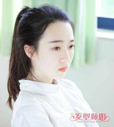将发顶上的头发梳好蓬松的 卷发,女生无刘海的扎马尾辫发型,鬓角的