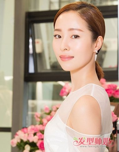 流行发型 明星发型 >> 江一燕玩性感秀事业线hin撩人 "乖乖女"江一燕