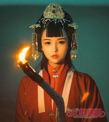 jane 分享到  长 直发发型将脖颈后侧的头发梳成 直发,古装公主头发型