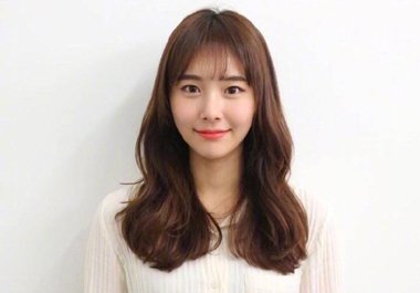 嫌脸大? 中长发女生就梳2018最新刘海卷发发型图片