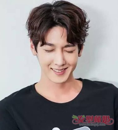 长脸男生偏分后梳烫发发型
