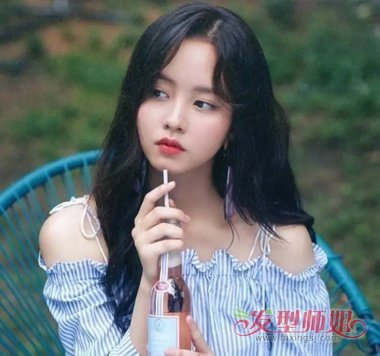 苹果脸女生偏分黑色卷发发型