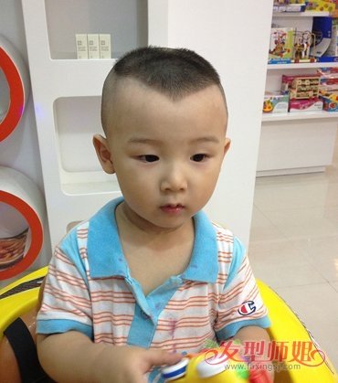 儿童发型一般都会选择极为简单的造型,尤其是一岁左右的小孩子发丝