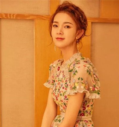 明星们依旧很爱女神范的刘海编发 2018-03-06 08:21来源:发型师姐