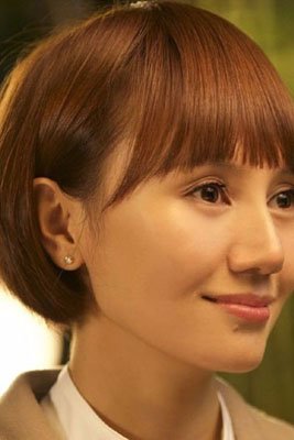 短直发的发型尽显一个女士的干练精致.
