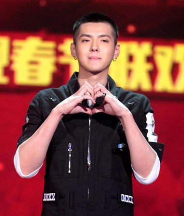男生发型 男生短发 >> 打篮球适合剪什么发型 吴亦凡打篮球圆寸发型
