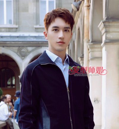 这款男生栗棕色偏梳短碎发发型,可是2018年非常流行的男生超短发发型
