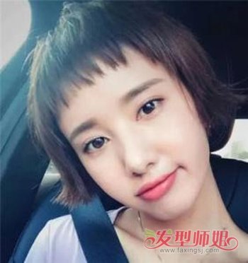 女生齐耳内扣短发是很普通的女生短发,自从与眉上刘海搭配在一起,整款