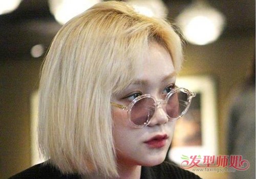 女生齐刘海白金色短发发型,露耳的短发发型梳的很精致,与女生的脸型