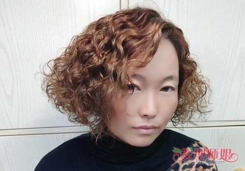 时下流行的女生水波纹短发发型,是一款不挑年龄的女生短发烫发发型