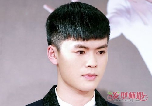 男生剃鬓角 齐刘海短 直发发型