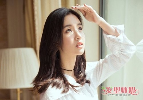 女生尖头型过肩发 烫发发型