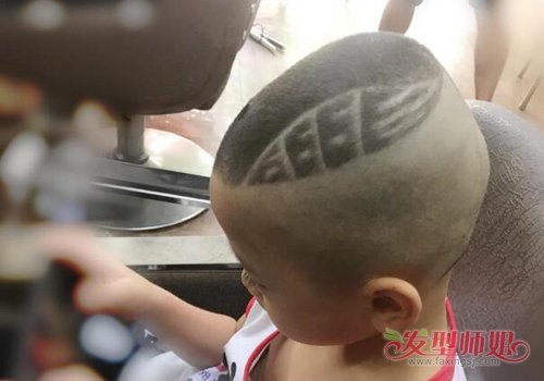 帅气阳光的小男孩头发乌黑健康,夏天妈妈给男童梳平头超短发发型的