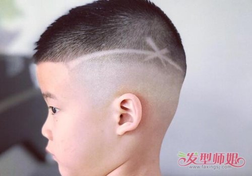 小男孩梳平头清爽又帅气 2019男童刻痕平头短发hin时髦_发型师姐