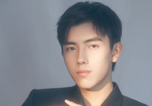 00后小男生还是别染发了 清新纯净黑色短发让你暖男即视感十足