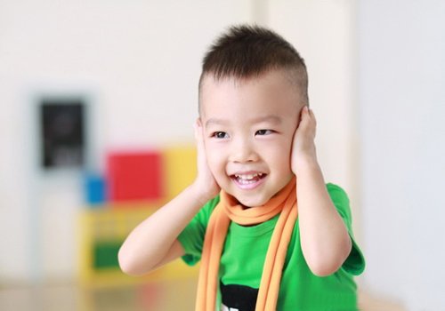 小男孩剃鬓角 短发直发发型