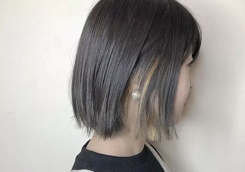 女生圆脸短发离子烫直发发型就算是离子烫效果的直发发型,不带任何